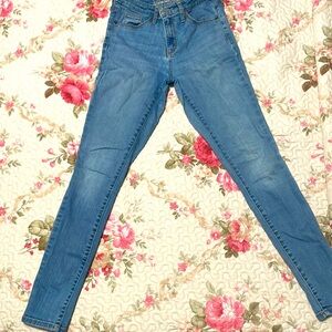 Very comfortable high rise blue jeans(stretchy)